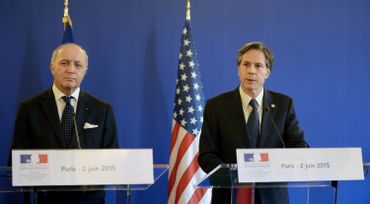 Antony J Blinken (à droite), sous-secrétaire d'État américain (francophile) avec le ministre français des Affaires étrangères, Laurent Fabius, lors d'une conférence de presse conjointe à la suite d'une réunion avec les ministres des Affaires étrangères des membres de la coalition anti-État islamique, le 2 juin 2015 à Paris. Antony J Blinken (à droite), sous-secrétaire d'État américain (francophile) avec le ministre français des Affaires étrangères, Laurent Fabius, lors d'une conférence de presse conjointe à la suite d'une réunion avec les ministres des Affaires étrangères des membres de la coalition anti-État islamique, le 2 juin 2015 à Paris.