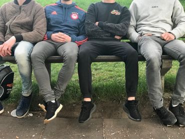 Des jeunes embouriens de 19 à 21 ans. ils réclament un espace pour faire la fête le soir. Des jeunes embouriens de 19 à 21 ans. ils réclament un espace pour faire la fête le soir.