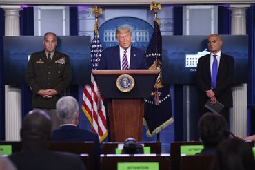 Le président Donald Trump, avec Moncef Slaoui et le général Gustave Perna, tous deux chargés de l'opération "Warp Speed" - septembre 2020 Le président Donald Trump, avec Moncef Slaoui et le général Gustave Perna, tous deux chargés de l'opération "Warp Speed" - septembre 2020