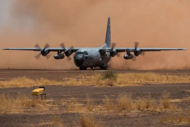 Le C130 peut décoller ou atterrir sur pratiquement tous les terrains, ici la piste de sable sous la fournaise de Gao, Le C130 peut décoller ou atterrir sur pratiquement tous les terrains, ici la piste de sable sous la fournaise de Gao,
