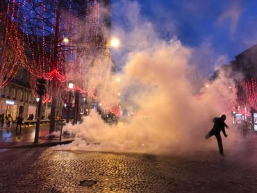Les Champs-Élysées: globalement sous contrôle au fil de la journée. En début de soirée, il reste peu de manifestants. Les Champs-Élysées: globalement sous contrôle au fil de la journée. En début de soirée, il reste peu de manifestants.