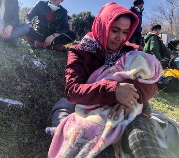 Ces migrants afghans sont arrivés de Turquie par la mer. Après avoir passés deux jours sur la plage, les autorités ne savent pas où les emmener. Ces migrants afghans sont arrivés de Turquie par la mer. Après avoir passés deux jours sur la plage, les autorités ne savent pas où les emmener.