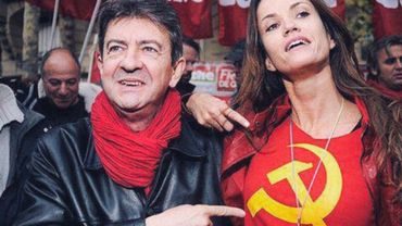 Mélenchon s'amuse du tee-shirt d'une militante du Front de Gauche. Mais est-il d'extrême-gauche pour autant? Mélenchon s'amuse du tee-shirt d'une militante du Front de Gauche. Mais est-il d'extrême-gauche pour autant?