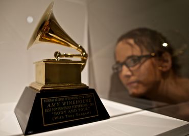 Amy Winehouse a reçu ce Grammy Award en 2011 pour sa performance en duo avec Tony Bennett du titre "Body and Soul" Amy Winehouse a reçu ce Grammy Award en 2011 pour sa performance en duo avec Tony Bennett du titre "Body and Soul"