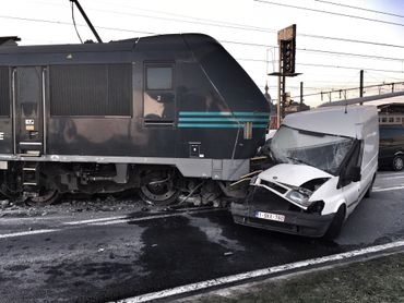 Schaerbeek: une locomotive déraille et finit sur la voirie Schaerbeek: une locomotive déraille et finit sur la voirie
