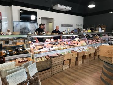 Carlo Aceto se rend plusieurs fois par an en Toscane pour sélectionner ses produits issus de producteurs locaux. Carlo Aceto se rend plusieurs fois par an en Toscane pour sélectionner ses produits issus de producteurs locaux.
