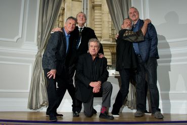 Les légendaires Monty Python (sans Graham Chapman, décédé en 1989) en 2013 - Terry Jones est au centre. Les légendaires Monty Python (sans Graham Chapman, décédé en 1989) en 2013 - Terry Jones est au centre.