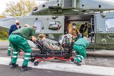 Lundi, l'appareil s'est posé à l'hôpital militaire de Neder-Over-Hembeek, les équipes ont pu s'entraîner à l'installation du matériel médical dans l'hélicoptère. Lundi, l'appareil s'est posé à l'hôpital militaire de Neder-Over-Hembeek, les équipes ont pu s'entraîner à l'installation du matériel médical dans l'hélicoptère.