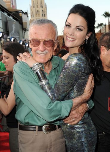 L'actrice et Stan Lee. L'actrice et Stan Lee.