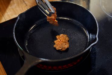 Cuisson de deux steaks dans la cuisine d'Aleph Farms Cuisson de deux steaks dans la cuisine d'Aleph Farms