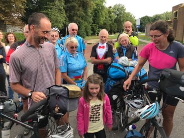 Angèle a suivi ses parents à travers le monde dans la charette attachée au vélo de Frédéric. Angèle a suivi ses parents à travers le monde dans la charette attachée au vélo de Frédéric.