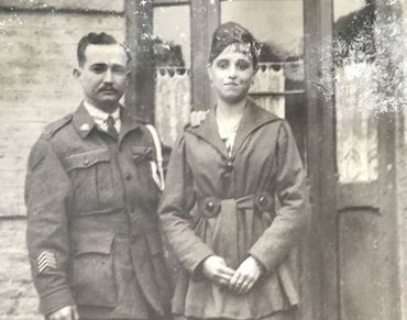 Beaucoup de soldats australiens ont choisi de rester en Belgique après la guerre... Ici, on y voit Philips PenHurst en uniforme aux côtés de sa future épouse. Beaucoup de soldats australiens ont choisi de rester en Belgique après la guerre... Ici, on y voit Philips PenHurst en uniforme aux côtés de sa future épouse.