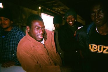Grâce à des appareils photo jetables, des réfugiés immortalisent leur vie à Paris. Grâce à des appareils photo jetables, des réfugiés immortalisent leur vie à Paris.