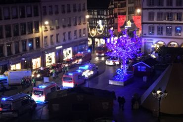 Quatre morts et onze blessés dans le centre de Strasbourg, l'assaillant toujours recherché Quatre morts et onze blessés dans le centre de Strasbourg, l'assaillant toujours recherché