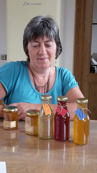 Marie-Lou et ses jus de pommes, sirops de fruits, gelées, vinaigres de fruits et sels variés Marie-Lou et ses jus de pommes, sirops de fruits, gelées, vinaigres de fruits et sels variés