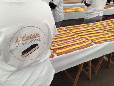 Une vingtaine de pâtissiers se sont mis à la tâche pour nous offrir le plus long éclair du monde Une vingtaine de pâtissiers se sont mis à la tâche pour nous offrir le plus long éclair du monde