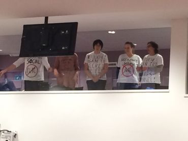 Des défenseurs du secret professionnel des CPAS sont apparus à la tribune réservée au public de la salle de commission en arborant des t-shirts sur lesquels il était inscrit: "Assistant social, pas flic". Des défenseurs du secret professionnel des CPAS sont apparus à la tribune réservée au public de la salle de commission en arborant des t-shirts sur lesquels il était inscrit: "Assistant social, pas flic".