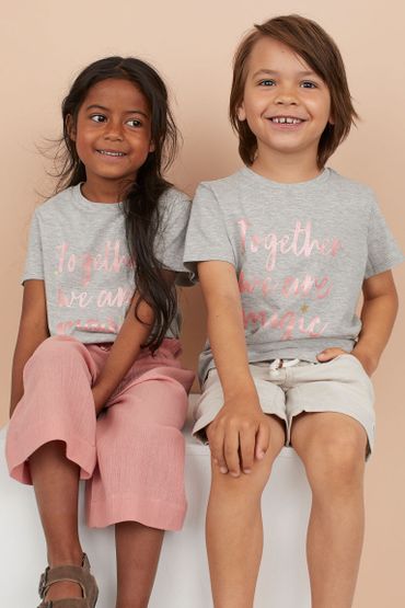 "Râleuse", "Madame je sais tout", "Monsieur génial": les t-shirts pour enfants sont-ils sexistes? "Râleuse", "Madame je sais tout", "Monsieur génial": les t-shirts pour enfants sont-ils sexistes?