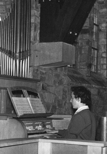 A 24ans (1975), Lucy Deblon Marquet joue déjà sur l'orgue de l'église de Tiège. A 24ans (1975), Lucy Deblon Marquet joue déjà sur l'orgue de l'église de Tiège.