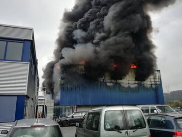 L'entreprise Van Gansewinkel qui part en fumée. Le bâtiment fond complètement. L'entreprise Van Gansewinkel qui part en fumée. Le bâtiment fond complètement.