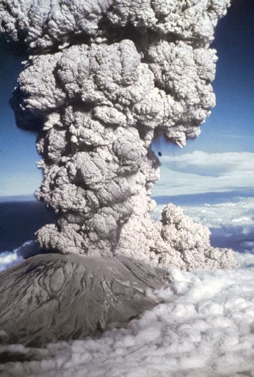 Pendant plusieurs heures, le Mont Saint-Helens cracha dans le ciel le fruit de sa colère. Pendant plusieurs heures, le Mont Saint-Helens cracha dans le ciel le fruit de sa colère.