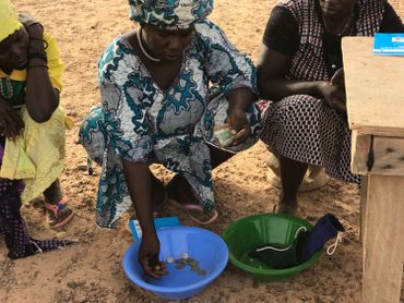 25 femmes sont membres de la Caisse de résilience à Ronga, un programme soutenu par la Coopération belge. Dans la région, 900 familles en bénéficient. 25 femmes sont membres de la Caisse de résilience à Ronga, un programme soutenu par la Coopération belge. Dans la région, 900 familles en bénéficient.