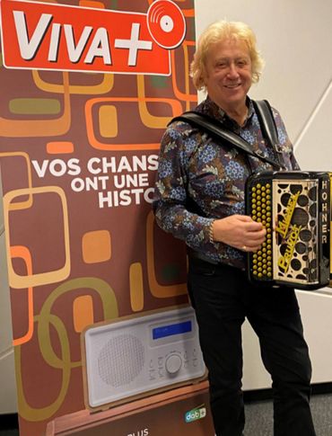L'accordéoniste Michel Pruvot reprend "Les Filles du bord de mer" en live L'accordéoniste Michel Pruvot reprend "Les Filles du bord de mer" en live