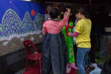 essayae de "hanbok", tenue traditionnel de la Corée du Sud essayae de "hanbok", tenue traditionnel de la Corée du Sud