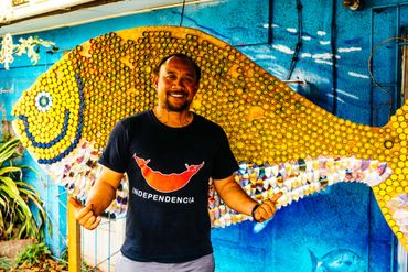 Ludovic Burns Tuki devant le logo de son ONG La Mesa del Mar Ludovic Burns Tuki devant le logo de son ONG La Mesa del Mar
