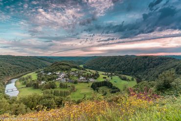 Vue du village de Rochehaut (entité de Bouillon) sur celui de Frahan Vue du village de Rochehaut (entité de Bouillon) sur celui de Frahan