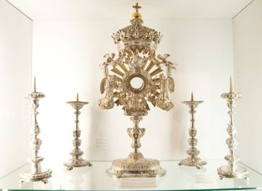 L’orfèvrerie demeure la reine des trésors en raison de son utilisation comme objet liturgique. À Malmedy, l’orfèvrerie liégeoise trouve une place de choix ! L’orfèvrerie demeure la reine des trésors en raison de son utilisation comme objet liturgique. À Malmedy, l’orfèvrerie liégeoise trouve une place de choix !