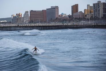 Un surfer à Durban, en Afrique du Sud, le 11 novembre 2020. Un surfer à Durban, en Afrique du Sud, le 11 novembre 2020.