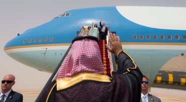 Trump choisit son camp et, contre le Congrès, autorise la vente d'armes à l'Arabie Saoudite. Trump choisit son camp et, contre le Congrès, autorise la vente d'armes à l'Arabie Saoudite.