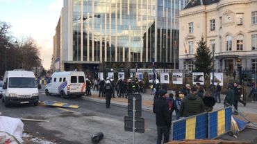 Gilets jaunes à Bruxelles: voitures incendiées, jets de pierre à Arts-Loi (photos et vidéos) Gilets jaunes à Bruxelles: voitures incendiées, jets de pierre à Arts-Loi (photos et vidéos)