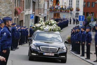 Funérailles d'Amaury Delrez: ses collègues policiers lui rendent hommage (direct vidéo) Funérailles d'Amaury Delrez: ses collègues policiers lui rendent hommage (direct vidéo)
