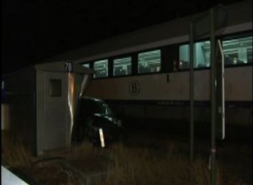 Le train n'a pas pu freiner à temps et a percuté la voiture, qui a été traînée sur plusieurs mètres. Le train n'a pas pu freiner à temps et a percuté la voiture, qui a été traînée sur plusieurs mètres.