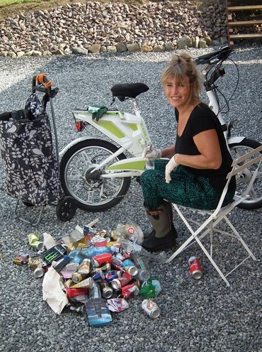 Après la récolte, Annie fabrique des guirlandes de déchets Après la récolte, Annie fabrique des guirlandes de déchets