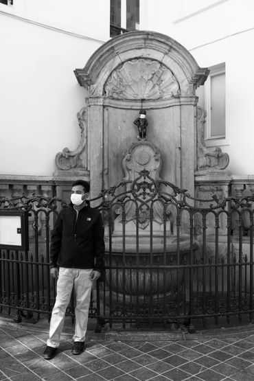 Qu'il soit masqué ou non, le Manneken n'en a pas fini de pisser sur les visiteurs. Qu'il soit masqué ou non, le Manneken n'en a pas fini de pisser sur les visiteurs.