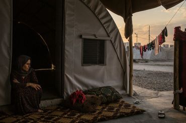 Aishan Ali Saleh, 40 ans, dans un camp de réfugiés dans la banlieue de Dohuk. Elle vivait à Kojo, l’un des villages les plus au sud du Mont Sinjar, qui fut pris par les combattants de l’Etat Islamique. Aishan Ali Saleh, 40 ans, dans un camp de réfugiés dans la banlieue de Dohuk. Elle vivait à Kojo, l’un des villages les plus au sud du Mont Sinjar, qui fut pris par les combattants de l’Etat Islamique.