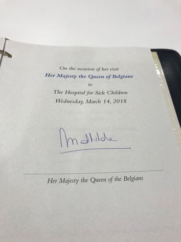 La signature de la reine Mathilde sur le livre d’or. La signature de la reine Mathilde sur le livre d’or.