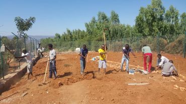 Dans le camp de Mahama, au nord du Rwanda, de jeunes réfugiés burundais construisent leur future école. Dans le camp de Mahama, au nord du Rwanda, de jeunes réfugiés burundais construisent leur future école.