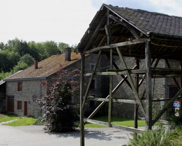 Laforêt, village rustique, sauvage et plein de charme, il concentre de petites fermes en schiste, provenant des carrières locales, autour de deux rues parallèles enserrant l’église. Village de mystères aussi, de légendes dont celles d’Adrien de Prémorel Laforêt, village rustique, sauvage et plein de charme, il concentre de petites fermes en schiste, provenant des carrières locales, autour de deux rues parallèles enserrant l’église. Village de mystères aussi, de légendes dont celles d’Adrien de Prémorel