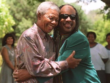 En 1984, Stevie Wonder dédie une chanson au « serviteur du peuple » - Nelson Mandela - intitulée « I Just Called To Say I Love You ». En 1984, Stevie Wonder dédie une chanson au « serviteur du peuple » - Nelson Mandela - intitulée « I Just Called To Say I Love You ».