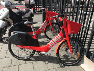 La couleur orange des vélos Jump ne passe pas inaperçue et on compte déjà 500 vélos répartis dans Bruxelles. La couleur orange des vélos Jump ne passe pas inaperçue et on compte déjà 500 vélos répartis dans Bruxelles.