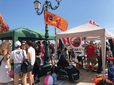 Les Vénitiens manifestent pour l'interdiction des paquebots après l'accident d'un bateau de croisière Les Vénitiens manifestent pour l'interdiction des paquebots après l'accident d'un bateau de croisière