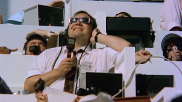 Le micro en mains et le nez en l’air pour commenter le décollage de la fusée. Le micro en mains et le nez en l’air pour commenter le décollage de la fusée.