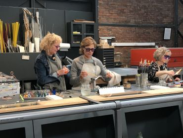 Armelle à l'atelier du Musée du Verre Armelle à l'atelier du Musée du Verre