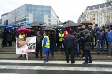 Environ 200 chauffeurs de taxis se sont réunis autour du rond-point Schuman vers 14h pour accueillir la délégation reçue par Rudi Vervoort. Environ 200 chauffeurs de taxis se sont réunis autour du rond-point Schuman vers 14h pour accueillir la délégation reçue par Rudi Vervoort.