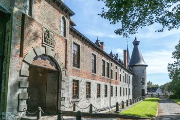 Cette imposante bâtisse du XIe siècle est entourée de 11 hectares de vignes et dispose d’un espace muséal. Cette imposante bâtisse du XIe siècle est entourée de 11 hectares de vignes et dispose d’un espace muséal.