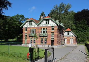 L’Espace de l’Homme de Spy regroupe à la fois le Centre d’Interprétation de l’Homme de Spy et l’Office du Tourisme de Jemeppe-sur-Sambre. L’Espace de l’Homme de Spy regroupe à la fois le Centre d’Interprétation de l’Homme de Spy et l’Office du Tourisme de Jemeppe-sur-Sambre.